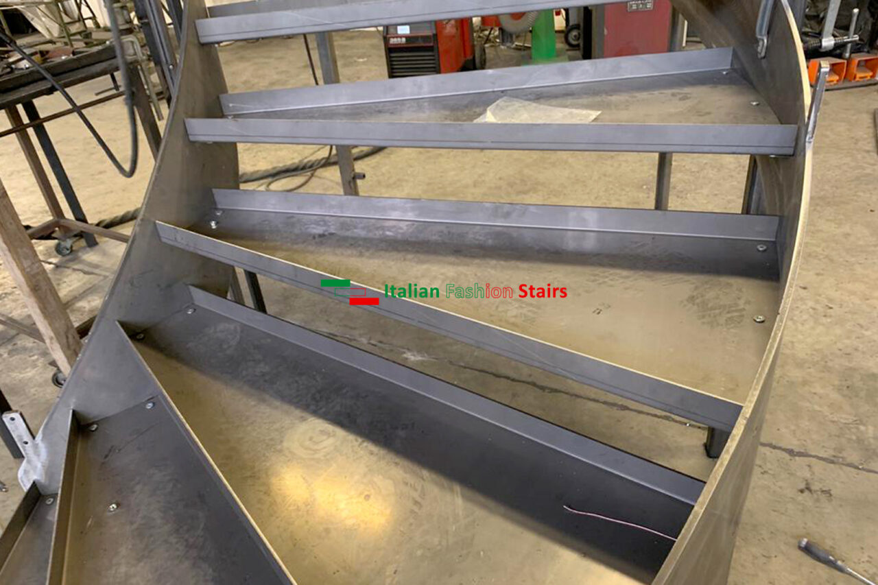 scala elicoidale con struttura in metallo