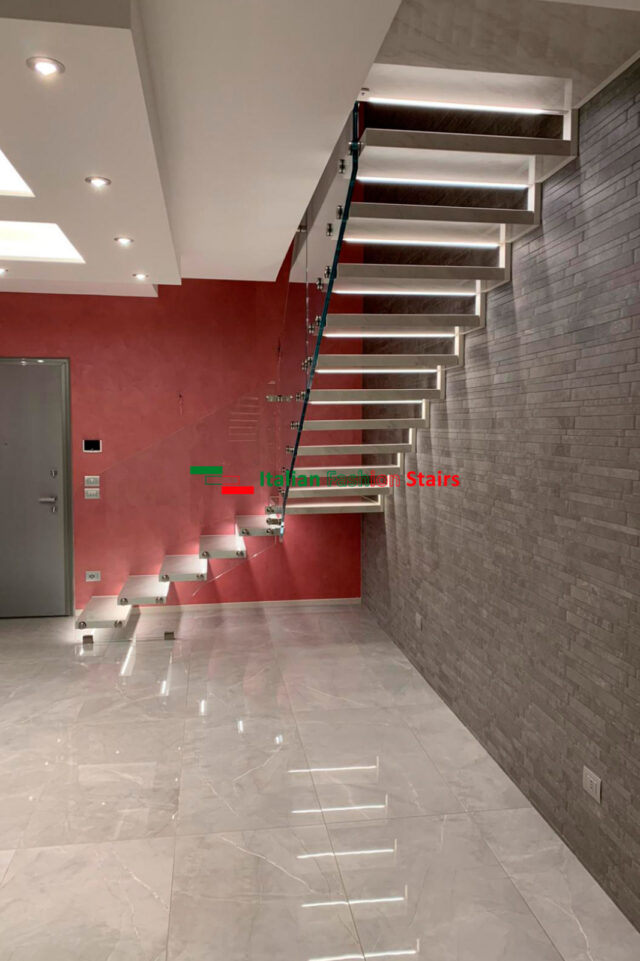 Scala a sbalzo in gres